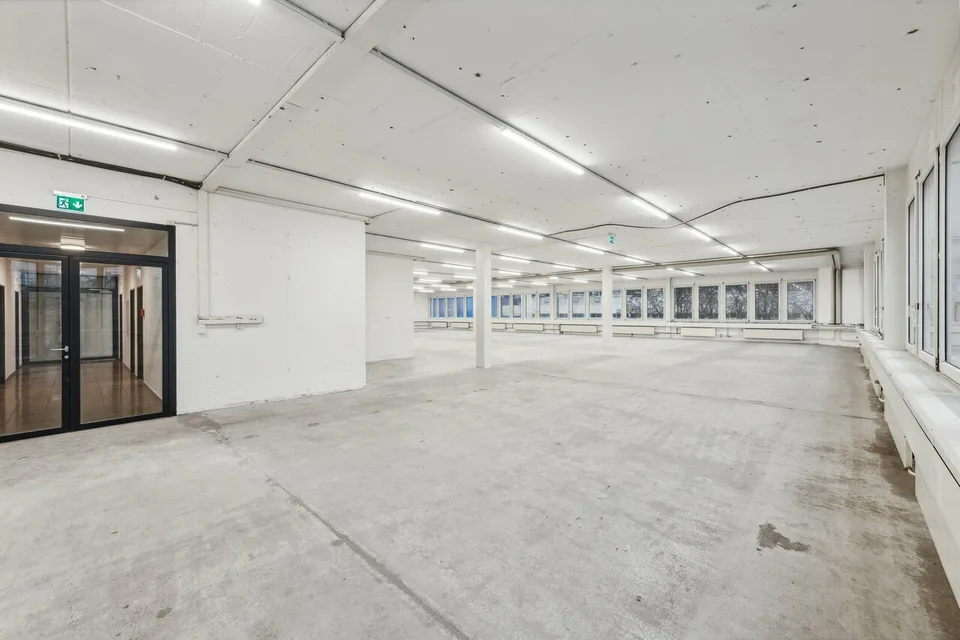 Espace commercial flexible directement sur l'A1 - accessible, polyvalent
