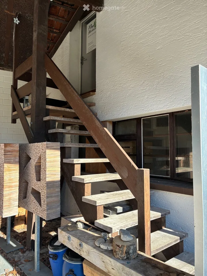 Spazio commerciale tranquillo con carattere da studio a Hinwil