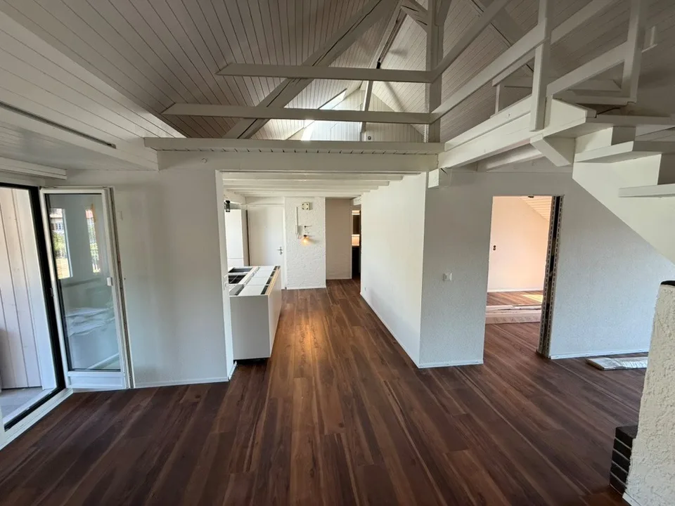 Erstbezug nach Sanierung: Charaktervolle 4.5-Zimmer-Maisonette-Wohnung mit Wintergarten und Galerie