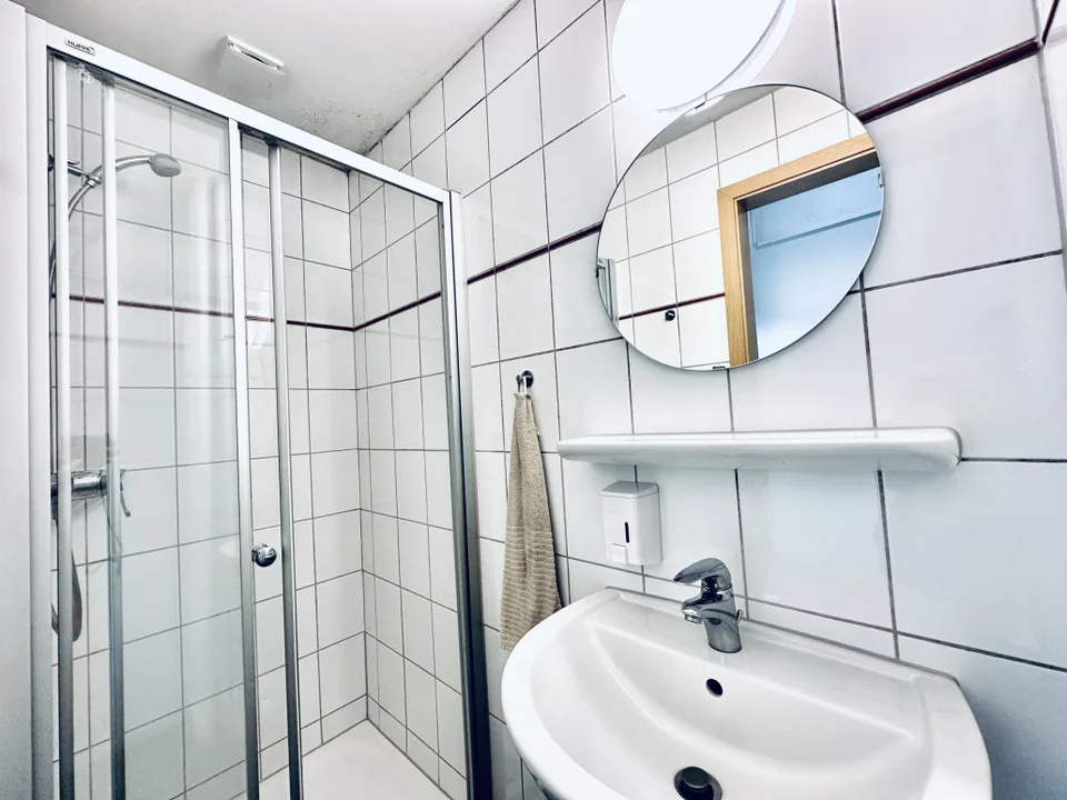 Günstiges, möbliertes Zimmer mit moderner Möblierung