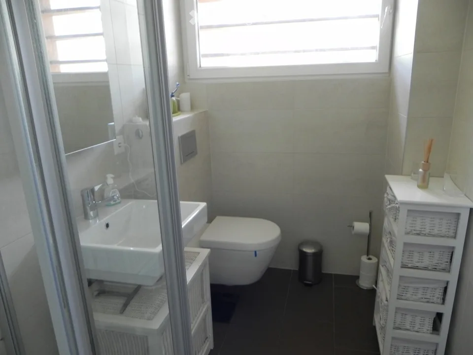 Möbliertes Zimmer mit Garten und Pool in Rolle