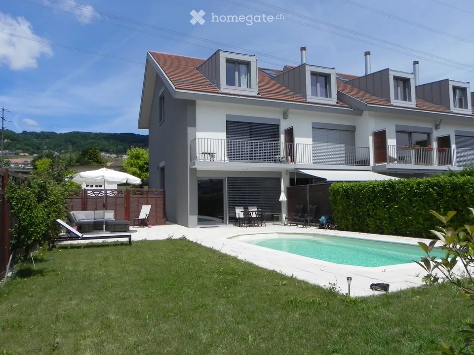 Möbliertes Zimmer mit Garten und Pool in Rolle