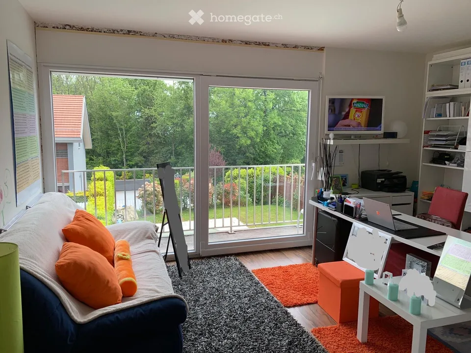 Möbliertes Zimmer mit Garten und Pool in Rolle