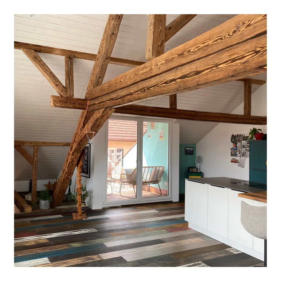 Maisonette di 4 locali elegante, zona living attraente con travi in legno antico caratteristici