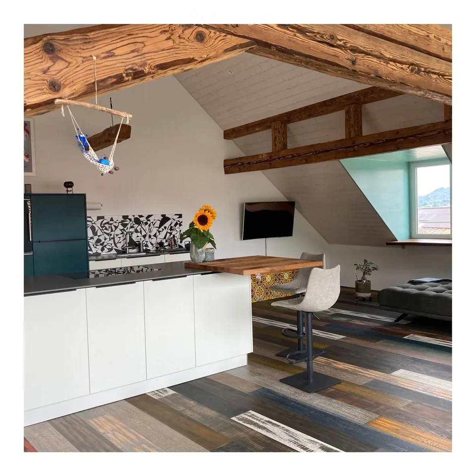Maisonette di 4 locali elegante, zona living attraente con travi in legno antico caratteristici