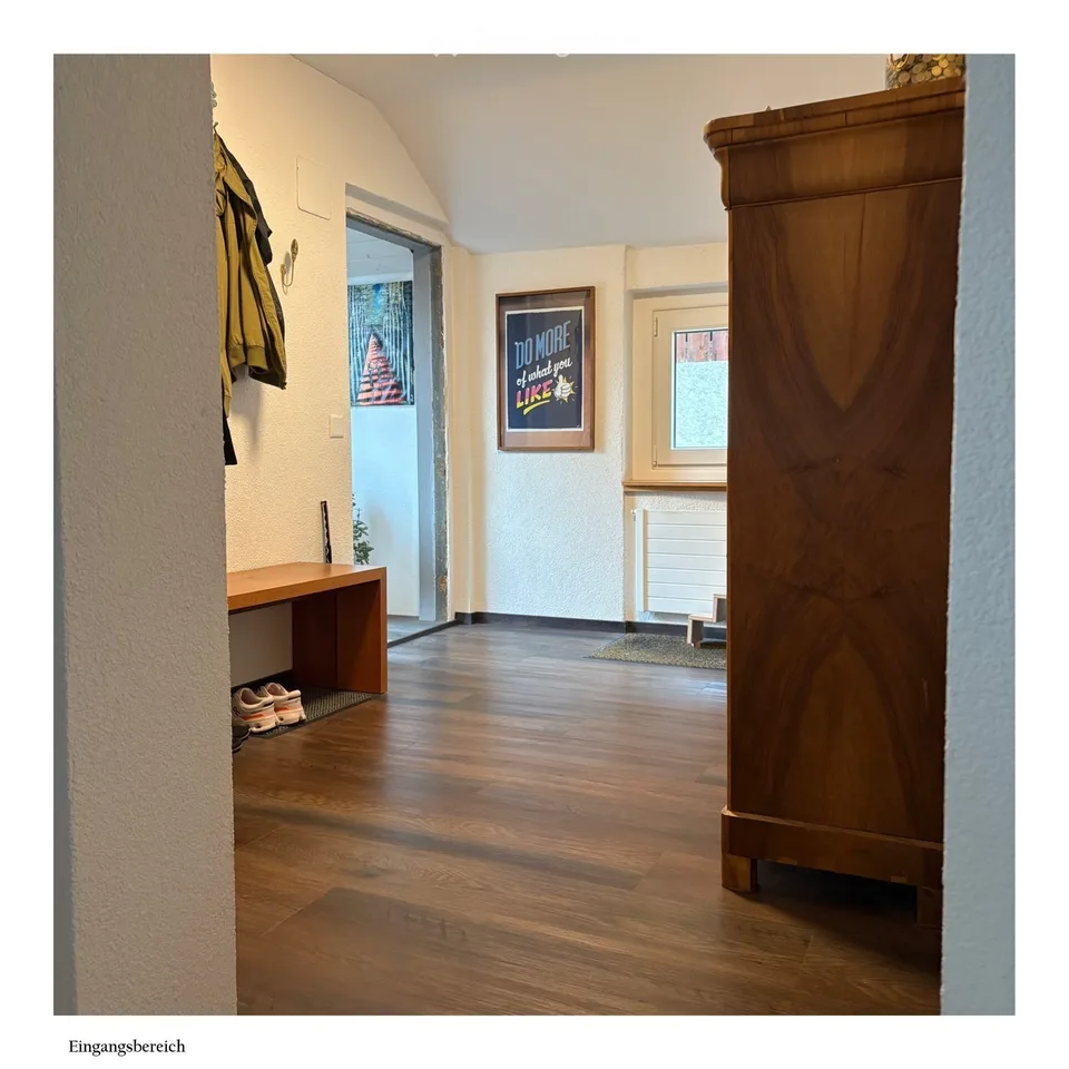 Stilvolle 4-Zi.-Maisonette, attraktiver Wohnbereich mit charaktervollen Altholzbalken