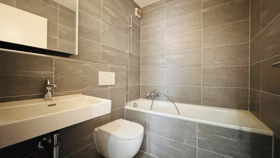 Schöne 3.5-Zimmer-Wohnung mit neuer Küche, neuem Bad, kleinem Balkon und Kellerabteil