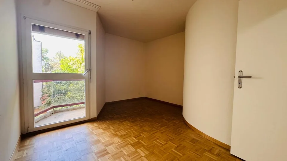 Schöne 3.5-Zimmer-Wohnung mit neuer Küche, neuem Bad, kleinem Balkon und Kellerabteil