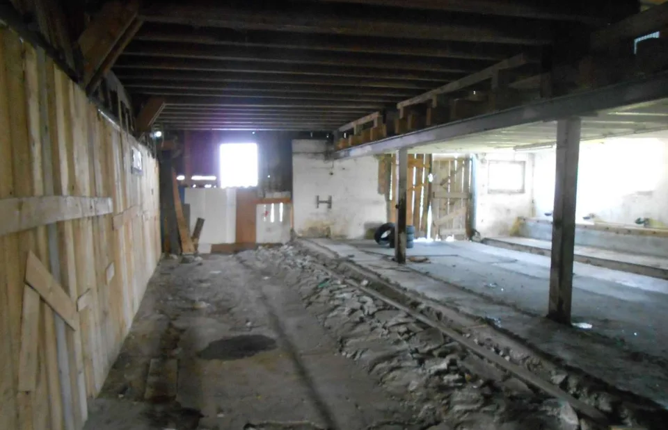 Dépôt d'environ 230 m² (ancienne grange), en l'état - Durée déterminée
