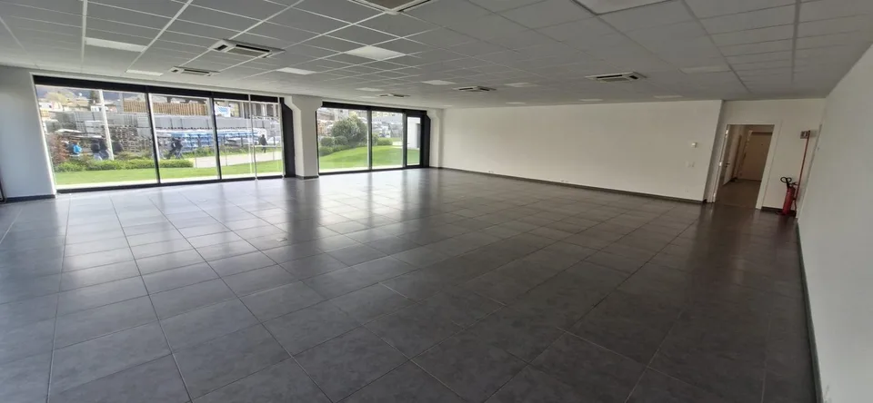 Espace commercial avec 2 places de parking