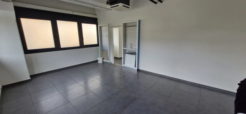 Espace commercial avec 2 places de parking
