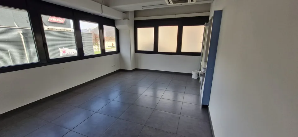 Espace commercial avec 2 places de parking