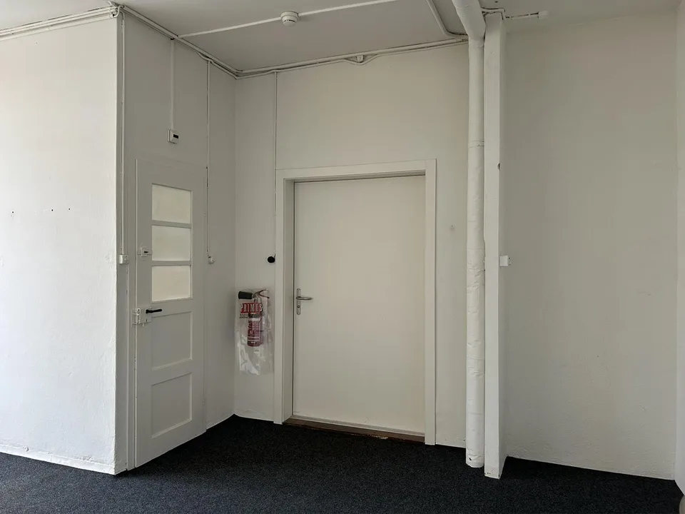 Zwei Büroräume mit Vorplatz und kleiner Teeküche