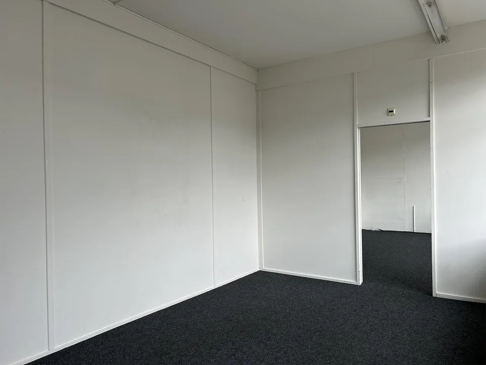 Zwei Büroräume mit Vorplatz und kleiner Teeküche