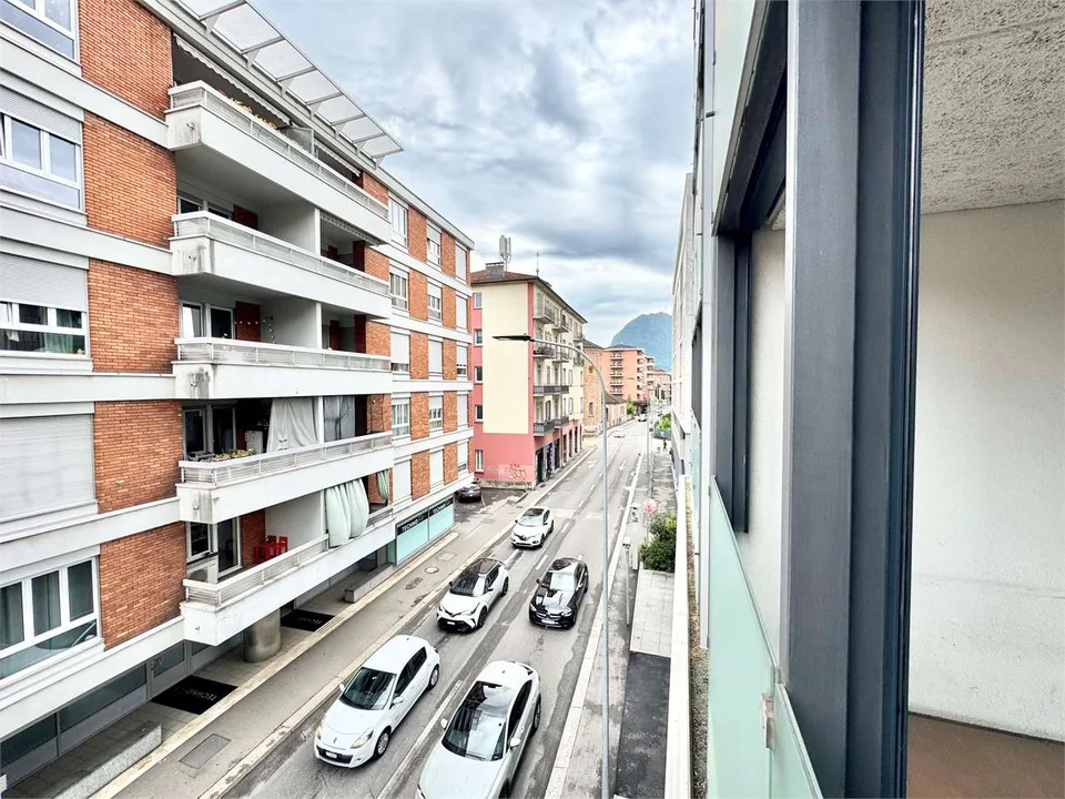 Luminoso e ampio ufficio centrale a Lugano in zona di forte passaggio