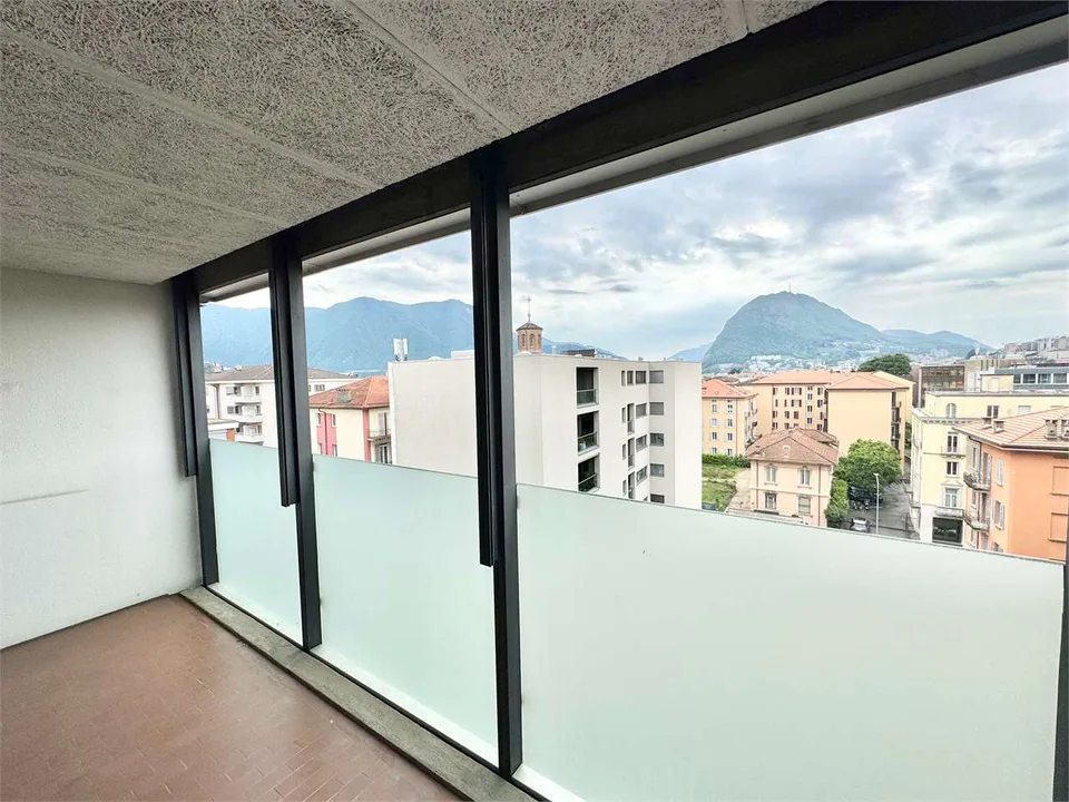 Luminoso e ampio ufficio centrale a Lugano in zona di forte passaggio
