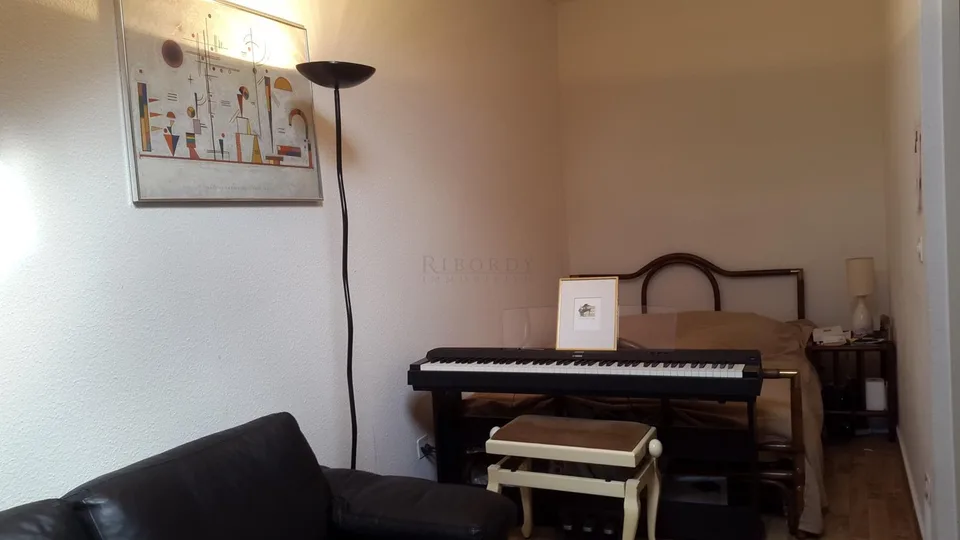 Wohnung mit 2.0 Zimmern möbliert in einem Altbau!