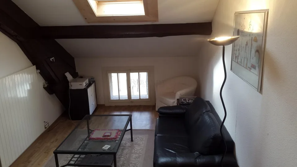 Wohnung mit 2.0 Zimmern möbliert in einem Altbau!