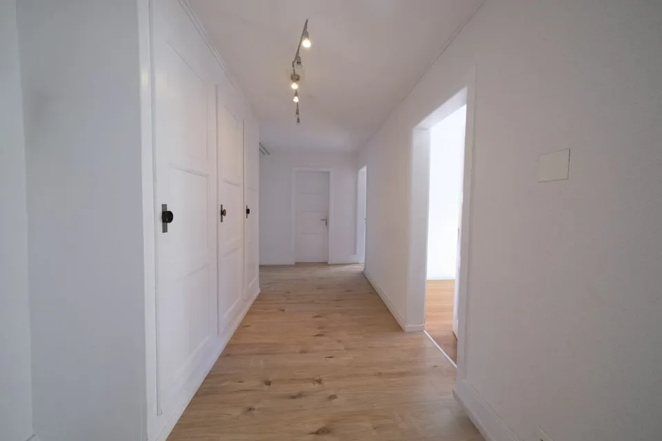 Central 5-room apartment on the 1st floor