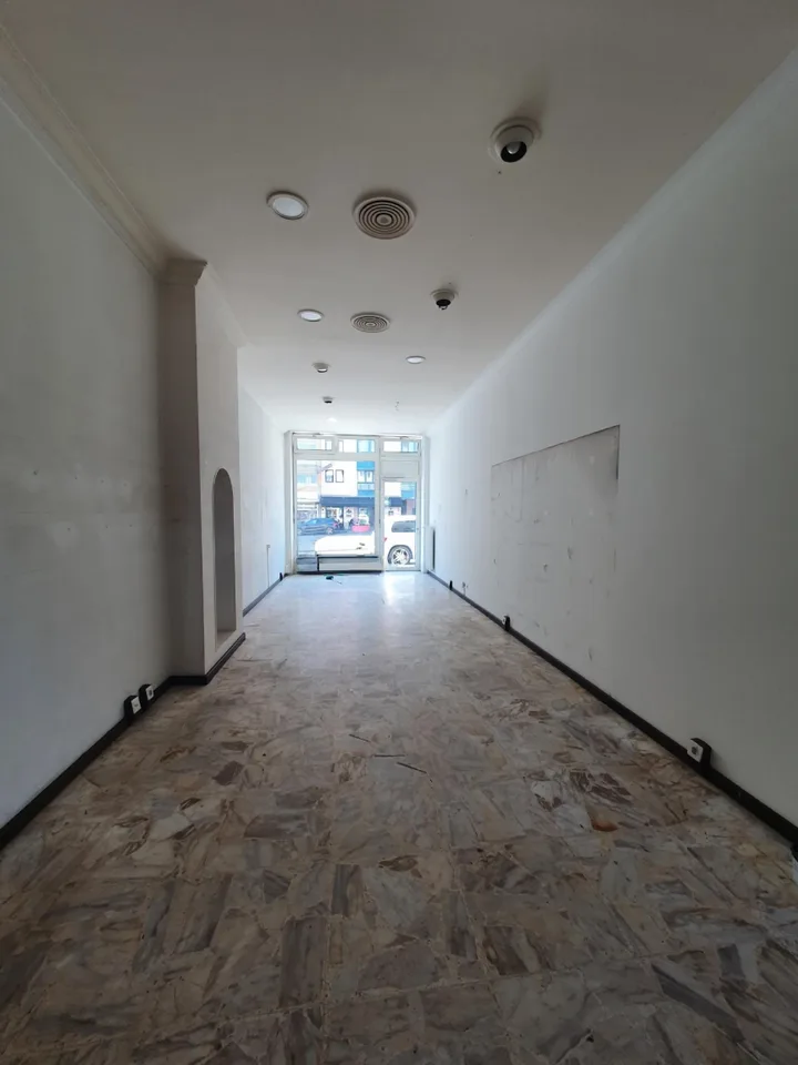 Arcade commerciale d'une surface de 71 m2.