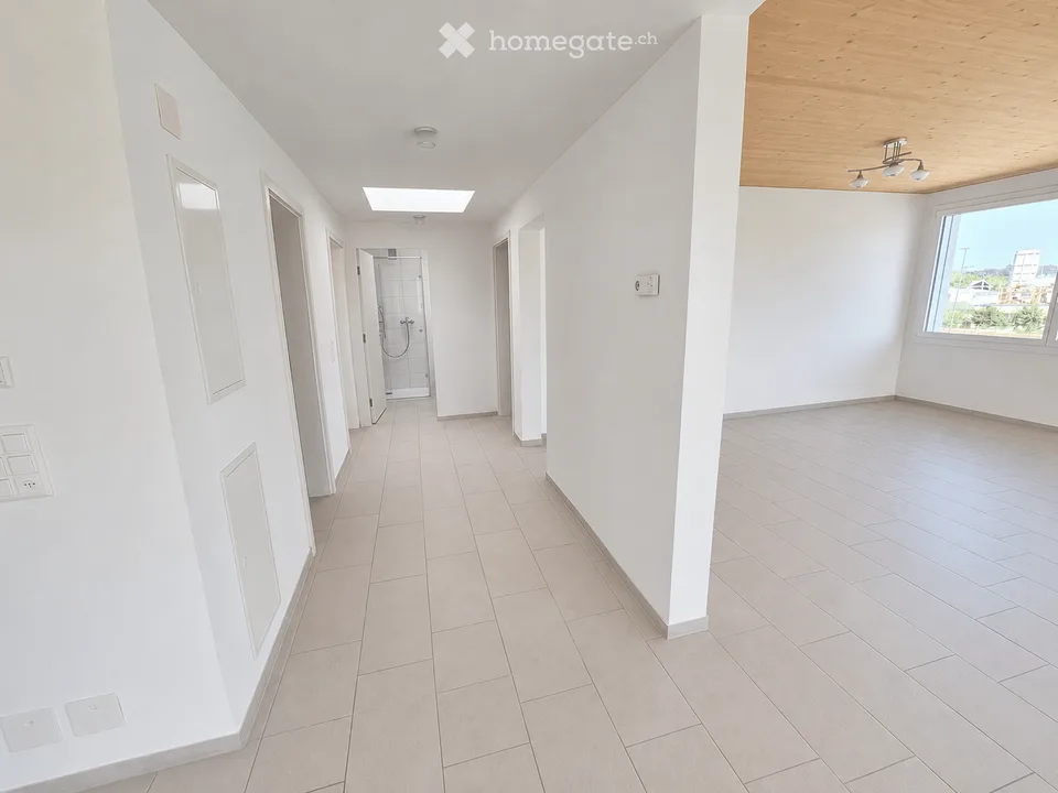 Gebäude zum Wohlfühlen: Grosszügige 3.5 Zimmer-Wohnung im Eigentumsstandard mit Blick ins Grüne
