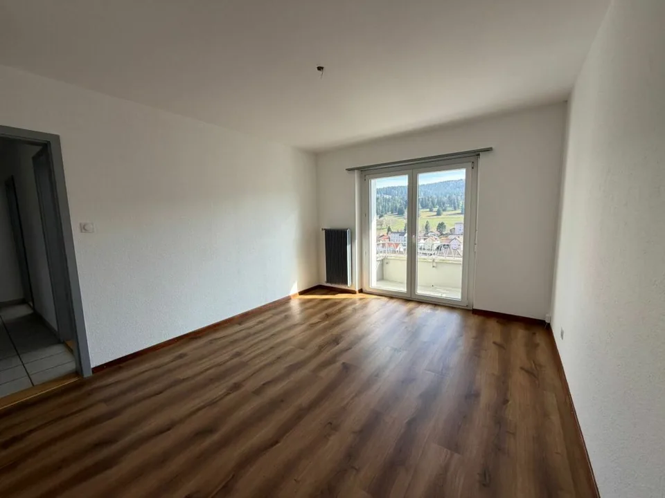 Tramelan, Bel appartamento ristrutturato di 4.5 locali al 2° piano con balcone