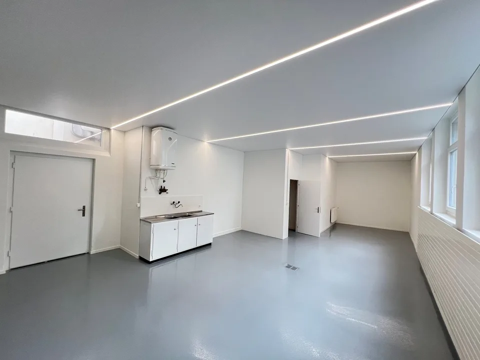 Spazio ufficio con grande vetrina + 2 affitti netti gratuiti