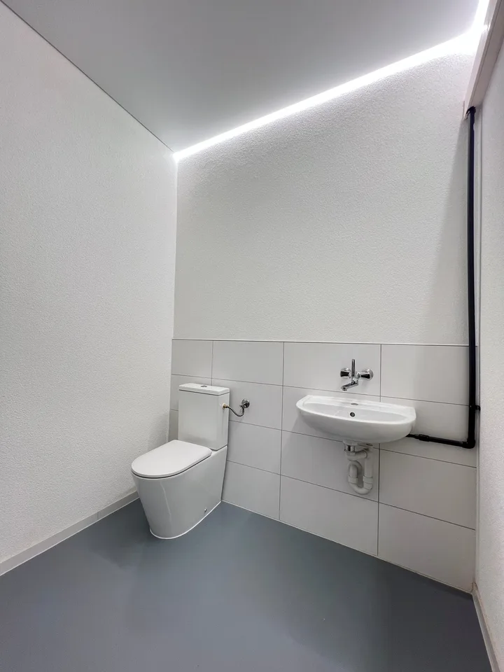 Spazio ufficio con grande vetrina + 2 affitti netti gratuiti