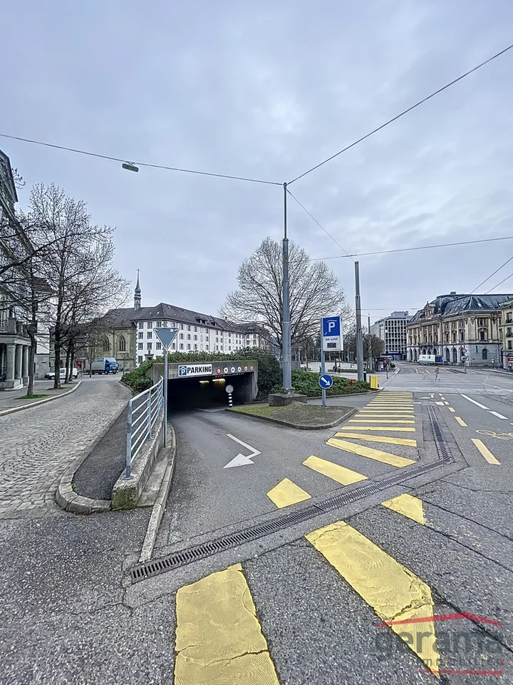 A 2 min de toutes les commodités / place de parc intérieure