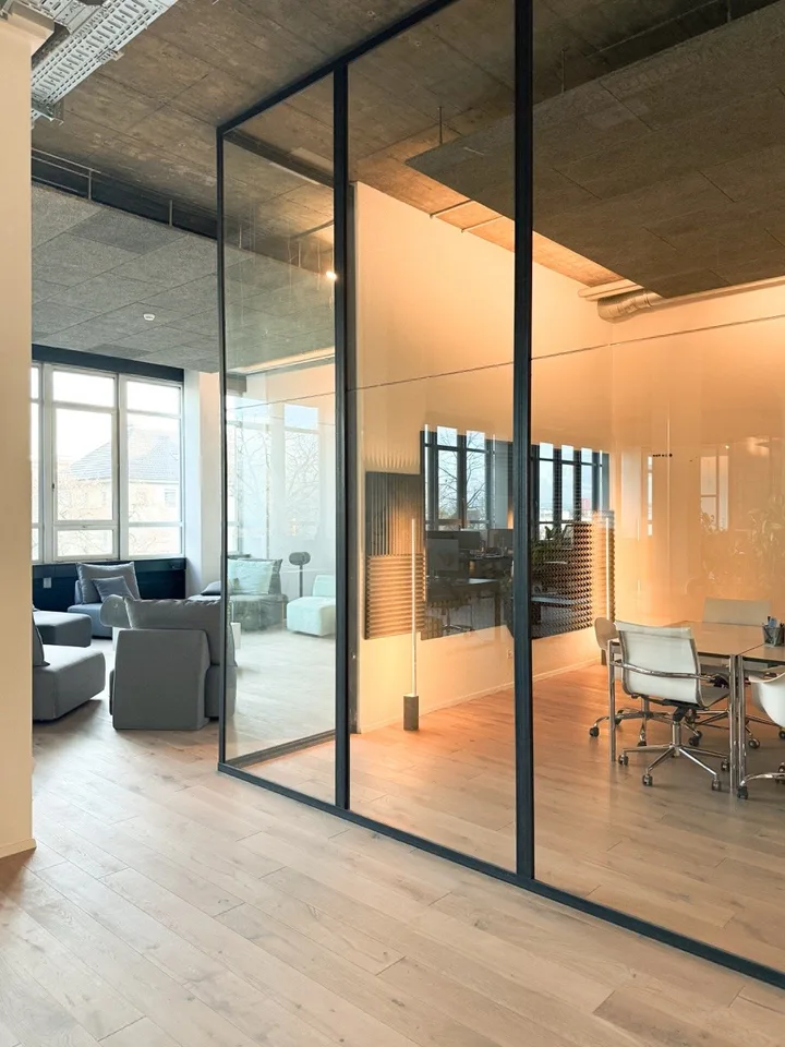 Modernes und helles Büro direkt an der Aare mit 393 m² zur Nachmiete. Helles Loft mit 3.75m Raumhöhe – Foto 6 von 7