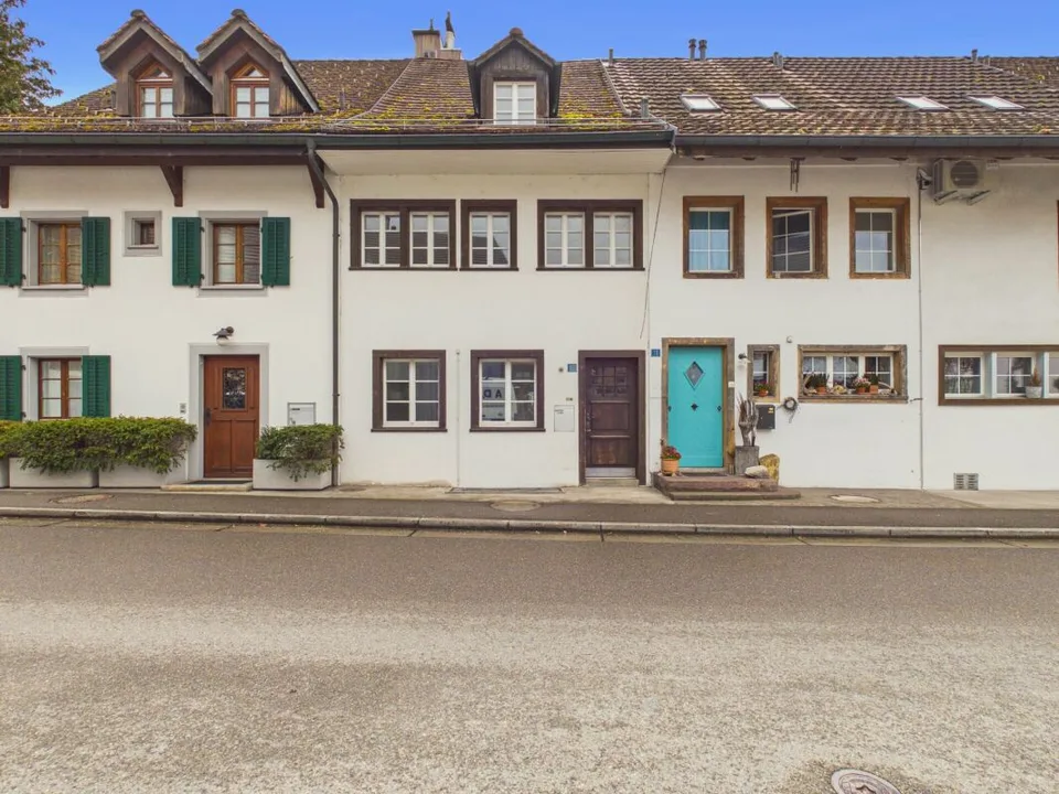 Charmante maison de rangée de 4,5 pièces dans un cadre historique à Mönchaltorf