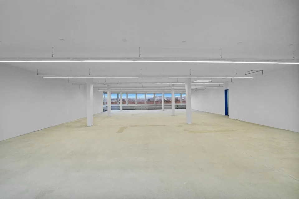 "Praktische Gewerbefläche mit 1'000 kg/m² Bodenlast - Aussicht inkl.!"