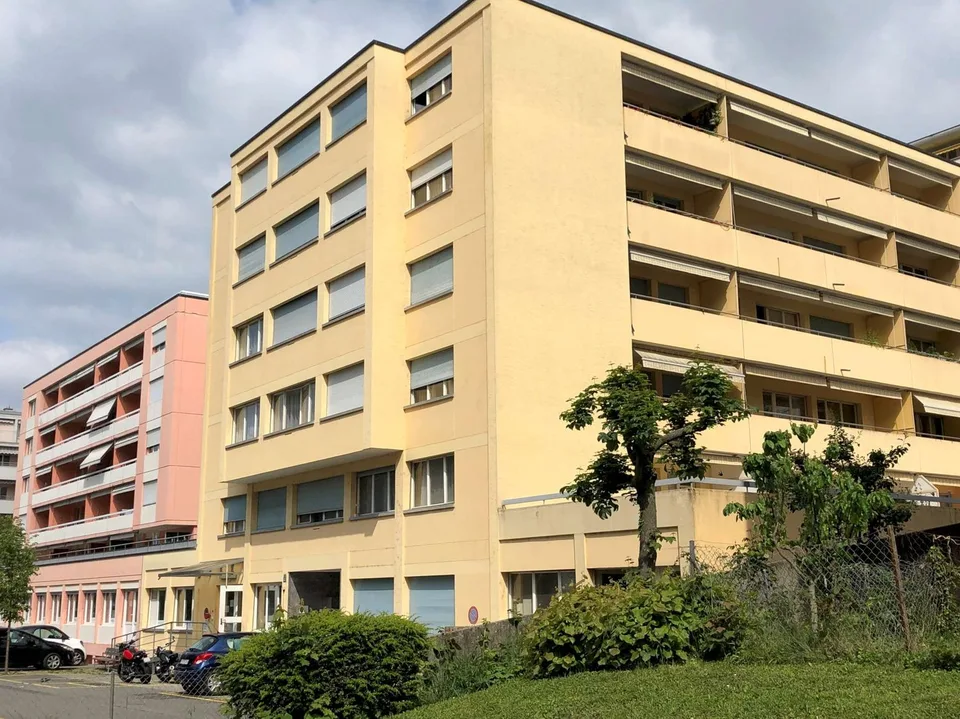 Locaux comprenant plusieurs espaces dont une cuisine équipée