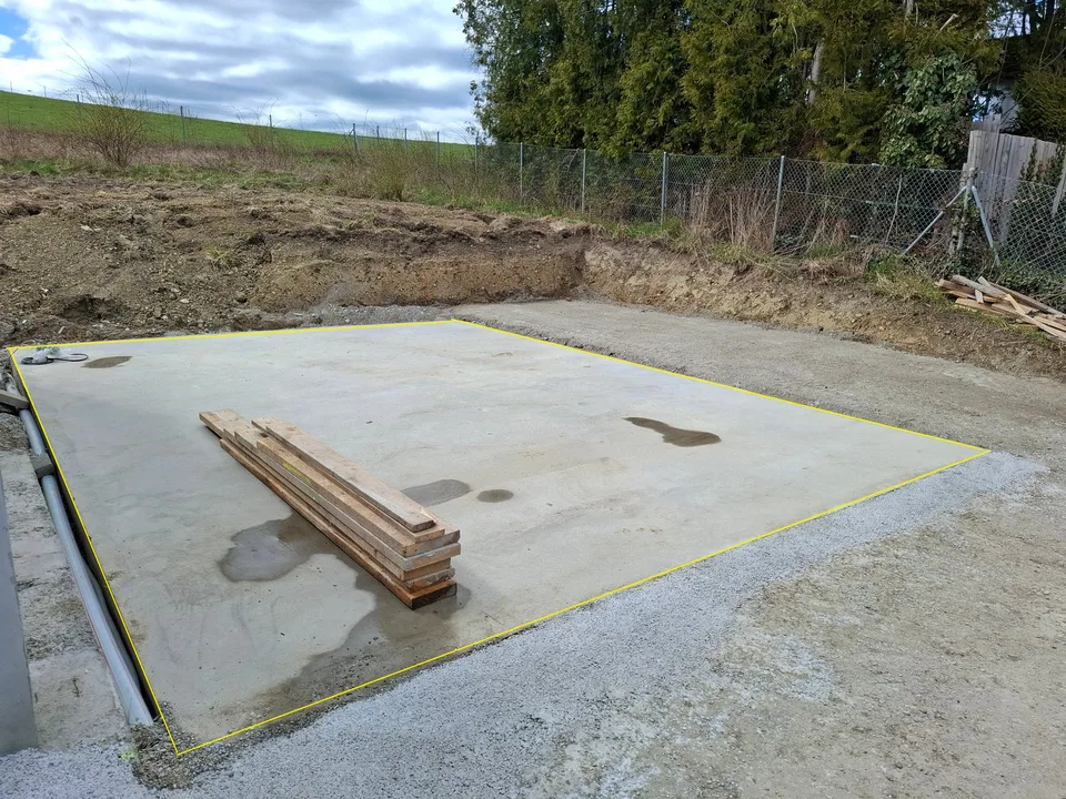 Betonplatz / Parkplatz / Lagerfläche in eingezäuntem Industrieareal