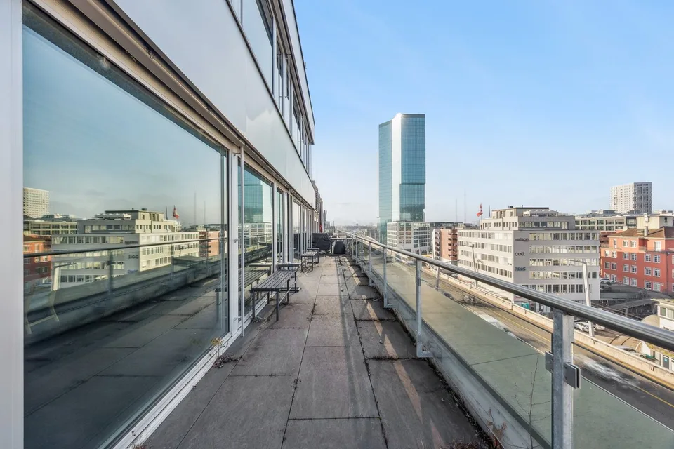 Helle bezugsbereite Büros mit schöner Terrasse bei der Hardbrücke