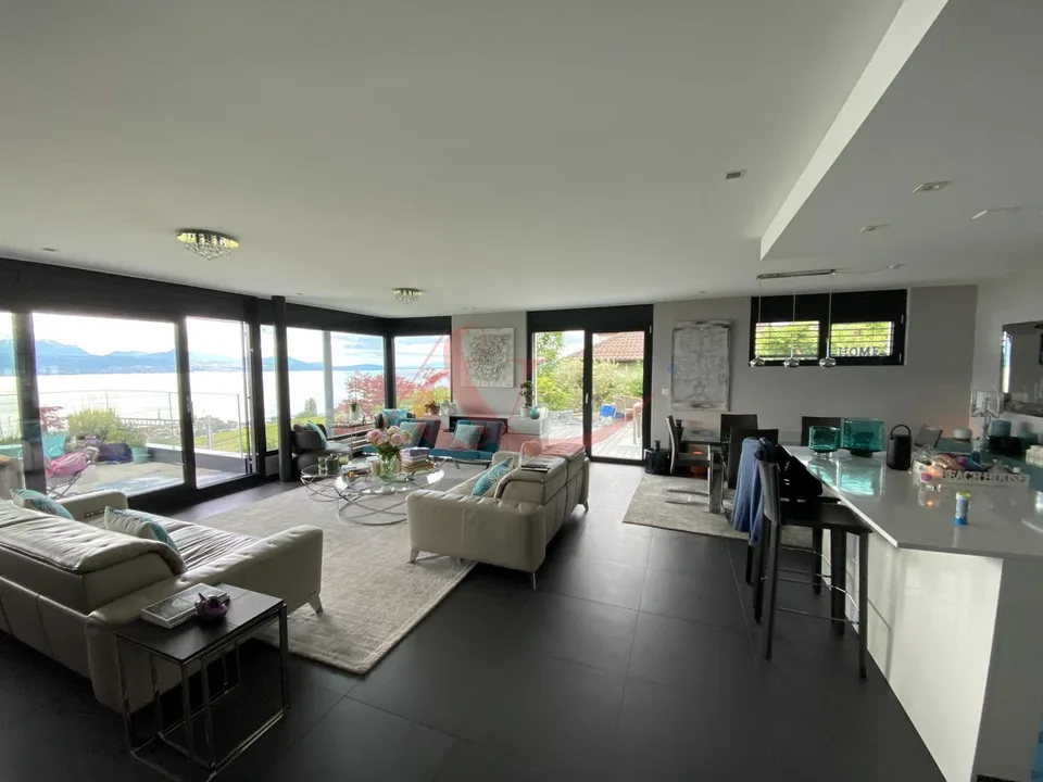 Propriété moderne offrant vue sur le lac et les Alpes ? La Conversion