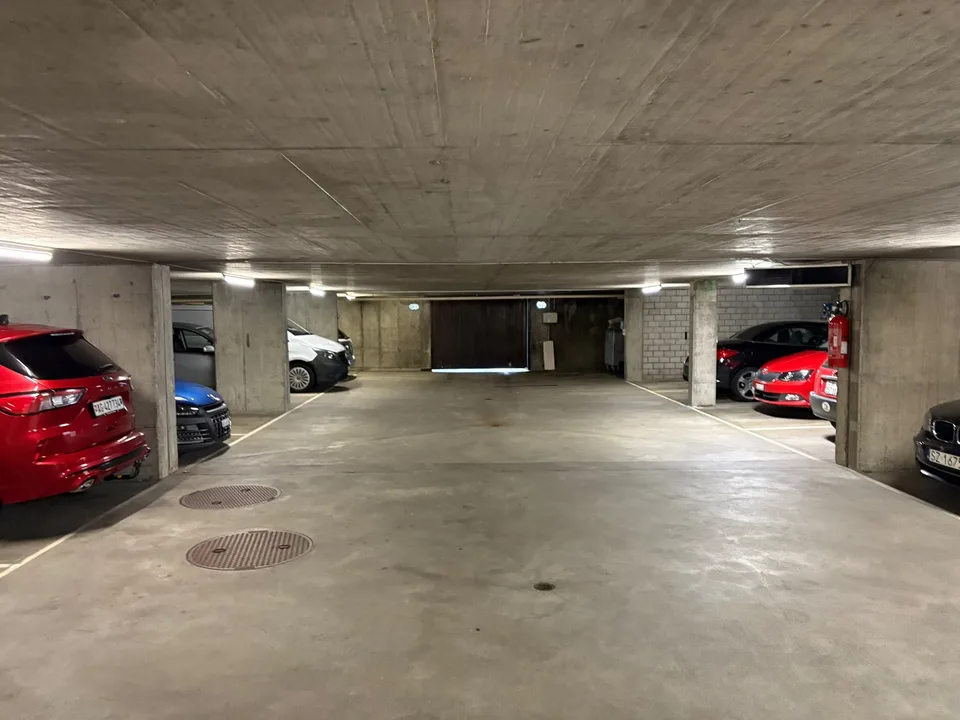 Parkplatz in sauberer Tiefgarage!