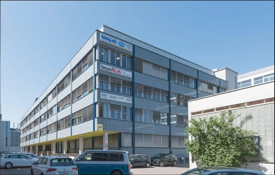 700m2 di spazio commerciale/ufficio luminoso e versatile - molti parcheggi
