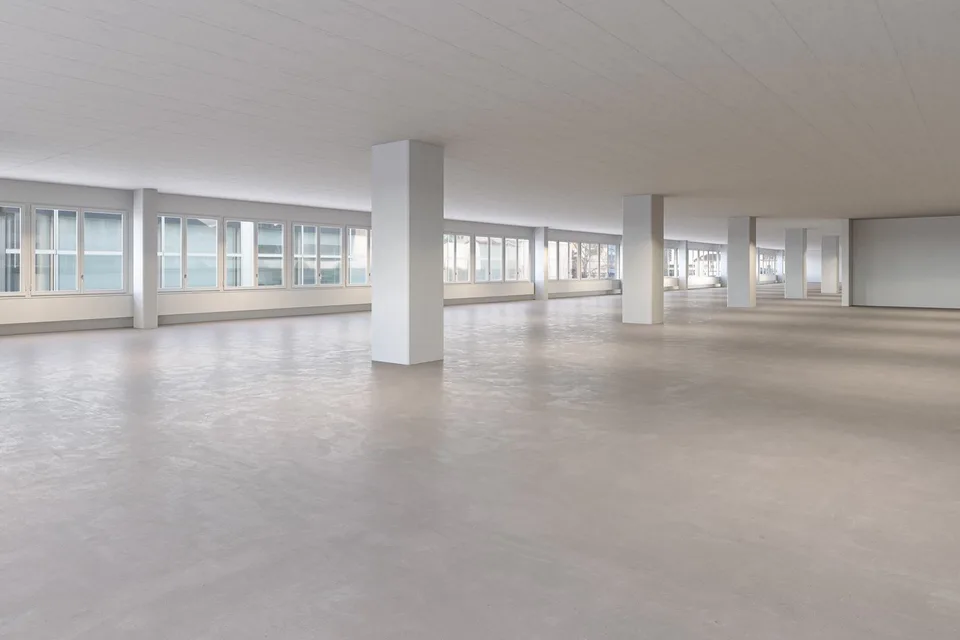 700m2 di spazio commerciale/ufficio luminoso e versatile - molti parcheggi