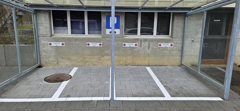 Aussen-Motorradplätze mit Unterstand zu vermieten