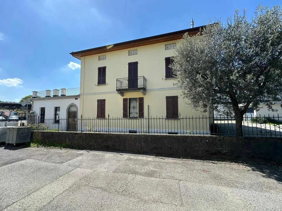 APPARTAMENTO CON GRANDE TERRAZZA E DUE GARAGE