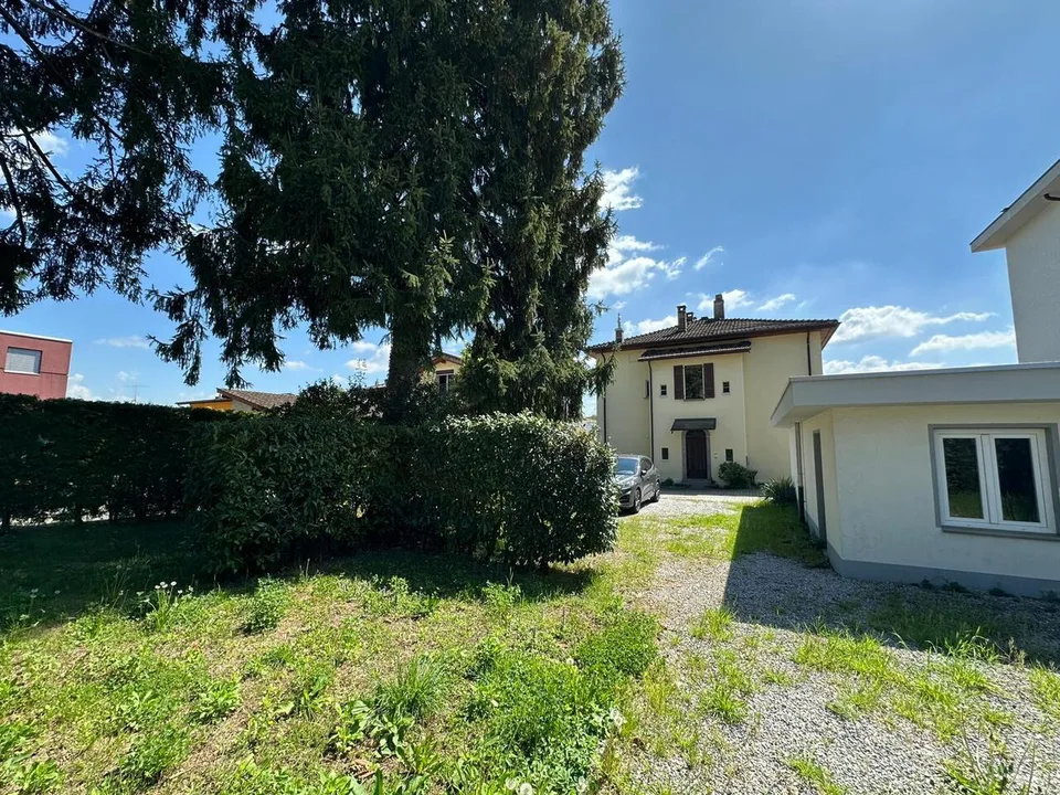 APPARTAMENTO CON GRANDE TERRAZZA E DUE GARAGE