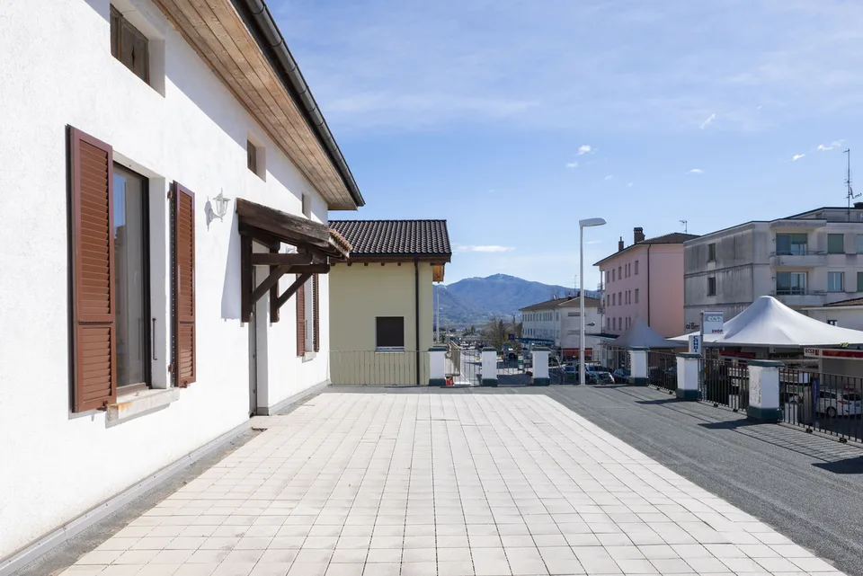 APPARTAMENTO CON GRANDE TERRAZZA E DUE GARAGE