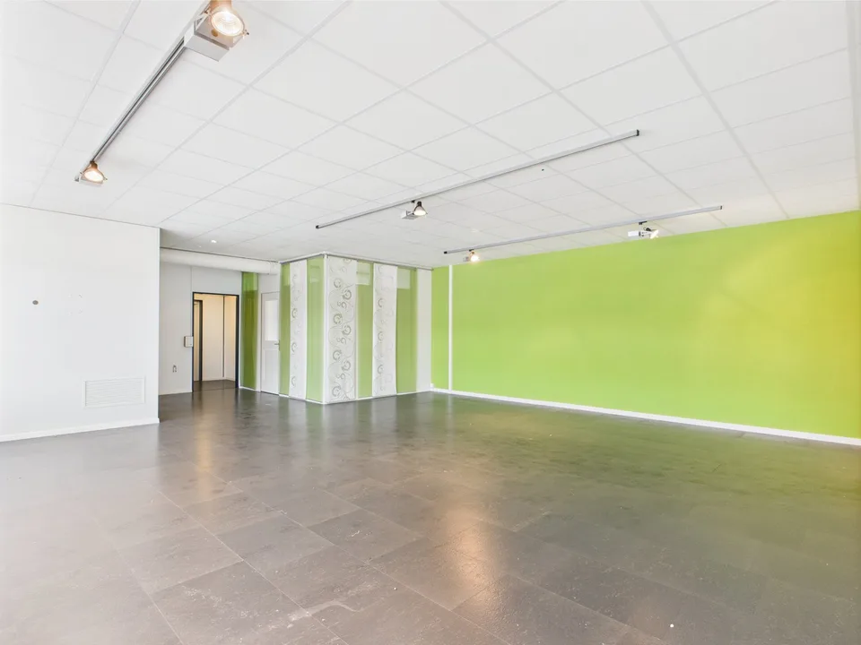 310m2 di spazio per uffici moderno al 2° piano a Murten
