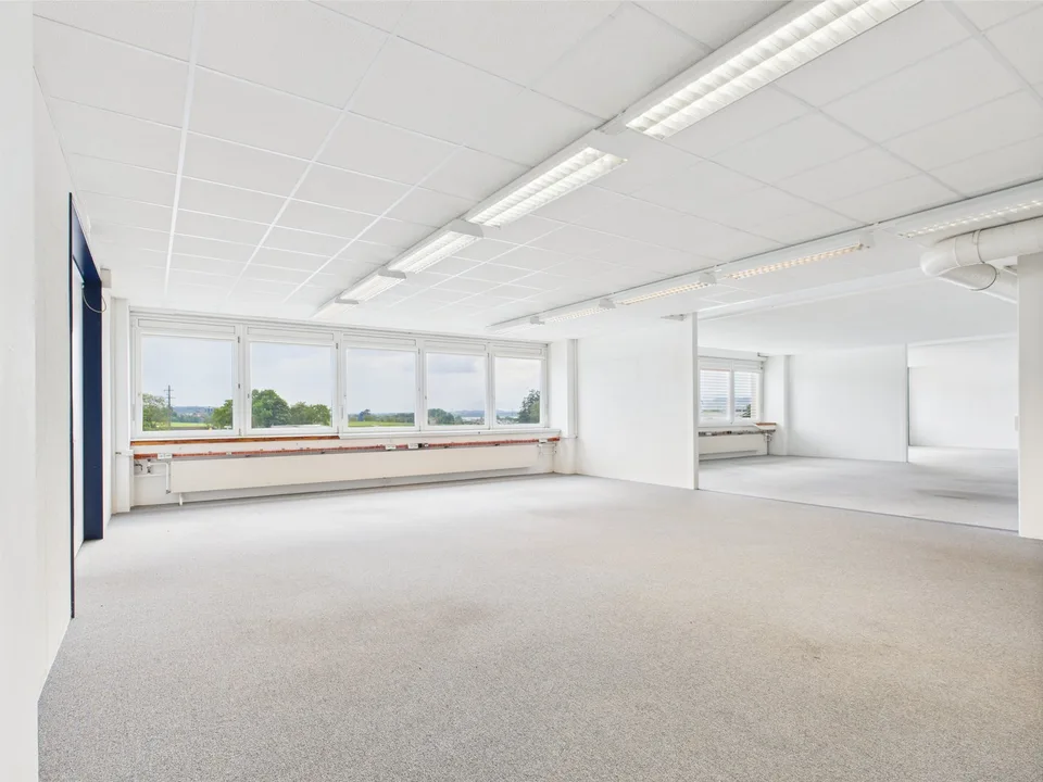 310m2 di spazio per uffici moderno al 2° piano a Murten