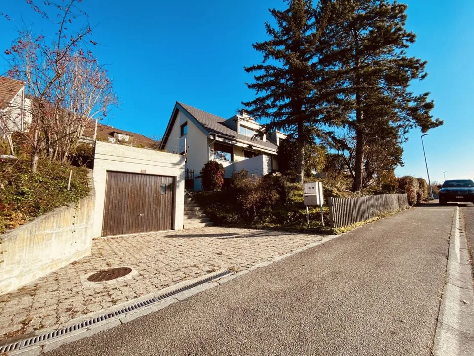 Gepflegtes 5.5-Zimmer Doppelhaus mit Garten, Garage und Parkplatz