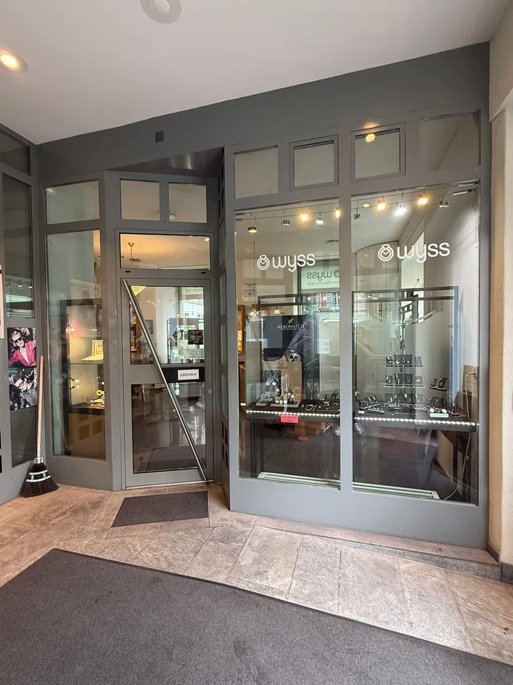 Emplacement idéal au cœur de la vieille ville de Glarus – espace de vente au détail caractéristique sur la place du Rathaus