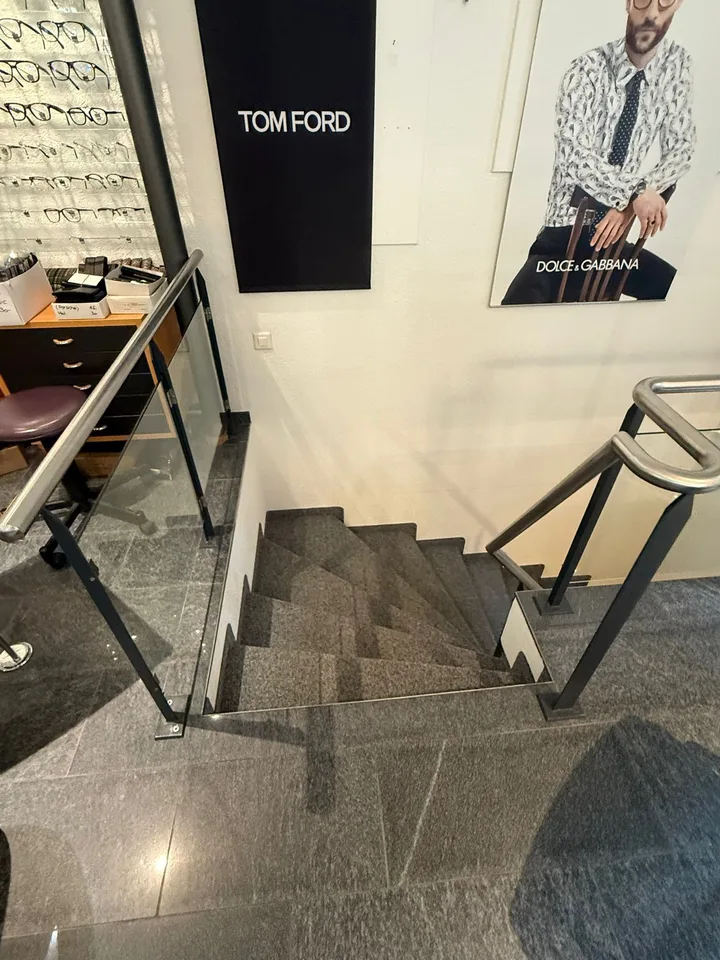 Posizione privilegiata nel cuore del centro città di Glarus – spazio commerciale caratteristico in Rathausplatz – foto 6 di 10