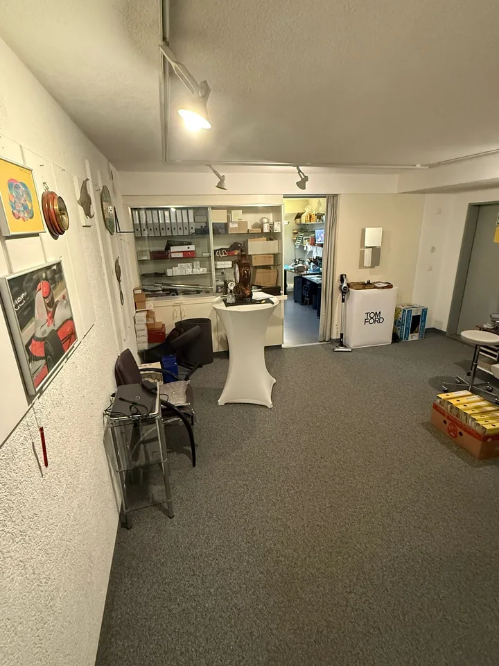 Posizione privilegiata nel cuore del centro città di Glarus – spazio commerciale caratteristico in Rathausplatz – foto 8 di 10
