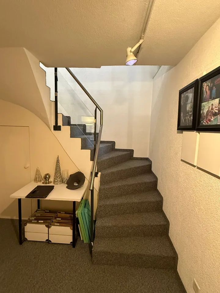 Posizione privilegiata nel cuore del centro città di Glarus – spazio commerciale caratteristico in Rathausplatz – foto 7 di 10